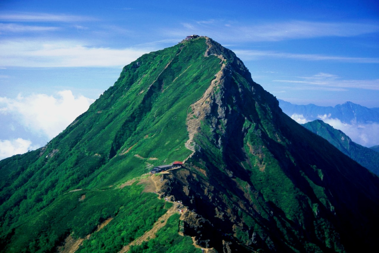 赤岳と北横岳山頂で開山祭 1年間の安全願う 赤岳と北横岳山頂で開山祭 1年間の安全願う